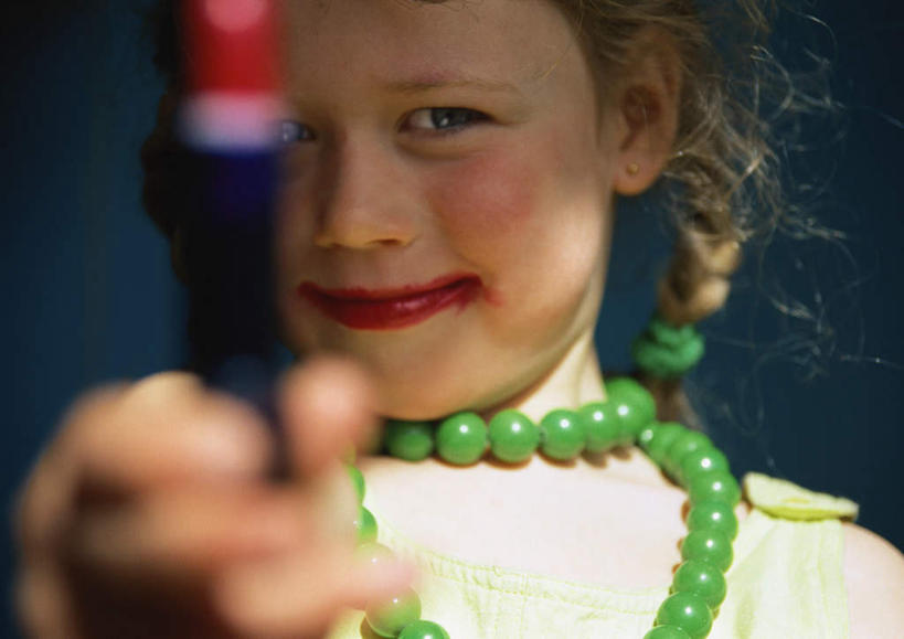 西方人,儿童,脸,头,脸颊,一个人,坐,举,笑,微笑,横图,室内,特写,白天,正面,纯洁,项链,欧洲,欧洲人,仅一个女性,仅一个人,握,朦胧,模糊,珠子,墙,拿,拿着,注视,墙壁,墙面,小孩,口红,看,托,仅一个小孩,可爱,童年,童趣,握着,观看,关注,童真,烂漫,无邪,天真,女孩,女人,女性,白种人,孩子,头部,脸部,脸蛋,面部,举着,向上举,向上伸,向上托,坐着,半身,彩图,女生