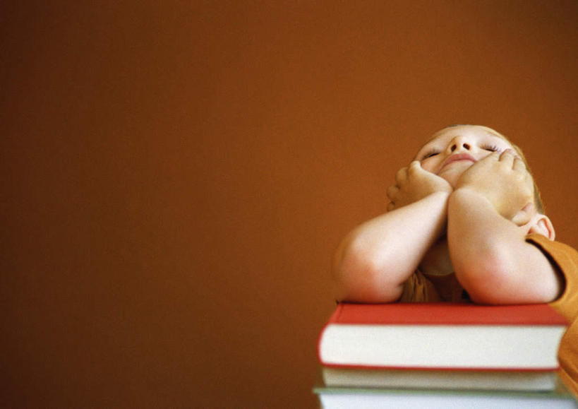 西方人,儿童,一个人,坐,举,横图,室内,白天,正面,看书,阅读,书籍,欧洲,欧洲人,仅一个男性,仅一个人,撑,学习,墙,记事本,托腮,注视,墙壁,墙面,小孩,灰色,本子,笔记本,书本,看,托,仅一个小孩,读书,浏览,关注,托下巴,男孩,男人,男性,白种人,孩子,书,图书,举着,抬头,向上举,向上伸,向上托,仰头,坐着,半身,彩图,男生