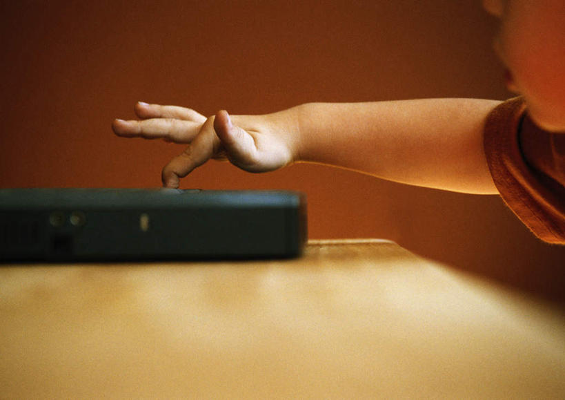 西方人,儿童,手,一个人,坐,横图,室内,特写,白天,侧面,纯洁,电脑,笔记本电脑,桌面,桌子,欧洲,欧洲人,仅一个男性,仅一个人,网络,点,墙,通讯设备,书桌,墙壁,墙面,小孩,课桌,仅一个小孩,手部,手指,可爱,童年,童趣,敲击,无线,通信设备,无线网络,无线上网,便携式电脑,童真,烂漫,无邪,天真,手提电脑,男孩,男人,男性,白种人,孩子,坐着,半身,彩图,男生