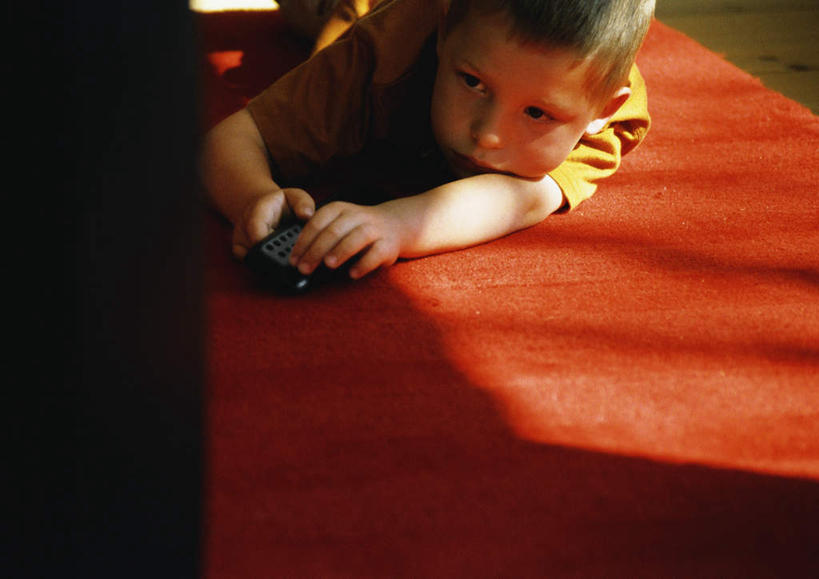 西方人,儿童,一个人,横图,俯视,室内,白天,纯洁,地板,电视,欧洲,欧洲人,仅一个男性,仅一个人,握,阴影,光线,影子,地面,拿,拿着,注视,木地板,小孩,阳光,遥控器,看,趴着,仅一个小孩,可爱,童年,童趣,握着,观看,关注,童真,烂漫,无邪,天真,男孩,男人,男性,白种人,孩子,电视机,趴,半身,彩图,高角度拍摄,男生