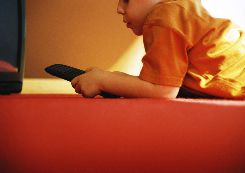 西方人,儿童,一个人,横图,室内,白天,侧面,纯洁,地板,电视,欧洲,欧洲人,仅一个男性,仅一个人,握,阴影,光线,影子,地面,拿,拿着,注视,木地板,小孩,阳光,遥控器,看,趴着,仅一个小孩,可爱,童年,童趣,握着,观看,关注,童真,烂漫,无邪,天真,男孩,男人,男性,白种人,孩子,电视机,趴,半身,彩图,男生