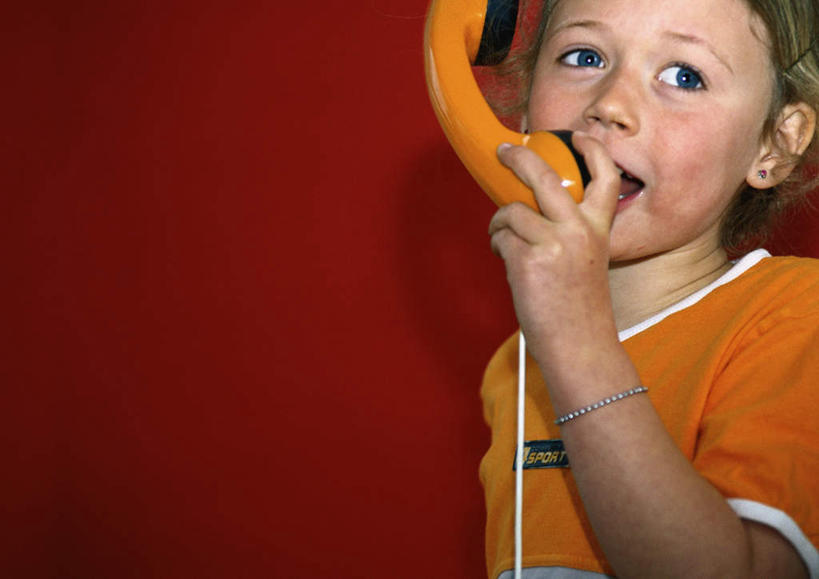 西方人,儿童,一个人,站,举,打电话,横图,室内,白天,正面,纯洁,电话,欧洲,欧洲人,仅一个男性,仅一个人,握,墙,拿,拿着,注视,通讯设备,墙壁,墙面,小孩,红色,话筒,看,托,站着,仅一个小孩,电话线,可爱,童年,童趣,握着,观看,关注,童真,烂漫,无邪,交流,天真,男孩,男人,男性,白种人,孩子,电话机,沟通,举着,通话,向上举,向上伸,向上托,站立,半身,彩图,男生