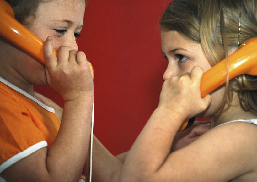 西方人,儿童,两个人,伙伴,朋友,站,举,打电话,横图,室内,白天,侧面,友谊,纯洁,电话,欧洲,欧洲人,握,墙,拿,拿着,通讯设备,相视,墙壁,墙面,小孩,话筒,托,站着,面对面,电话线,可爱,童年,童趣,握着,对视,相对,童真,烂漫,无邪,相看,交流,天真,友情,男孩,男人,男性,女孩,女人,女性,白种人,电话机,沟通,举着,通话,向上举,向上伸,向上托,站立,半身,彩图,男生,女生