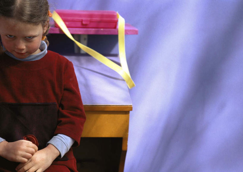 西方人,儿童,一个人,坐,双手交叉,横图,室内,白天,正面,纯洁,桌面,桌子,欧洲,欧洲人,仅一个女性,仅一个人,阴影,光线,包,书包,影子,墙,注视,书桌,墙壁,墙面,小孩,阳光,背包,课桌,看,仅一个小孩,可爱,童年,童趣,观看,关注,童真,烂漫,无邪,天真,女孩,女人,女性,白种人,孩子,坐着,半身,彩图,双肩包,女生