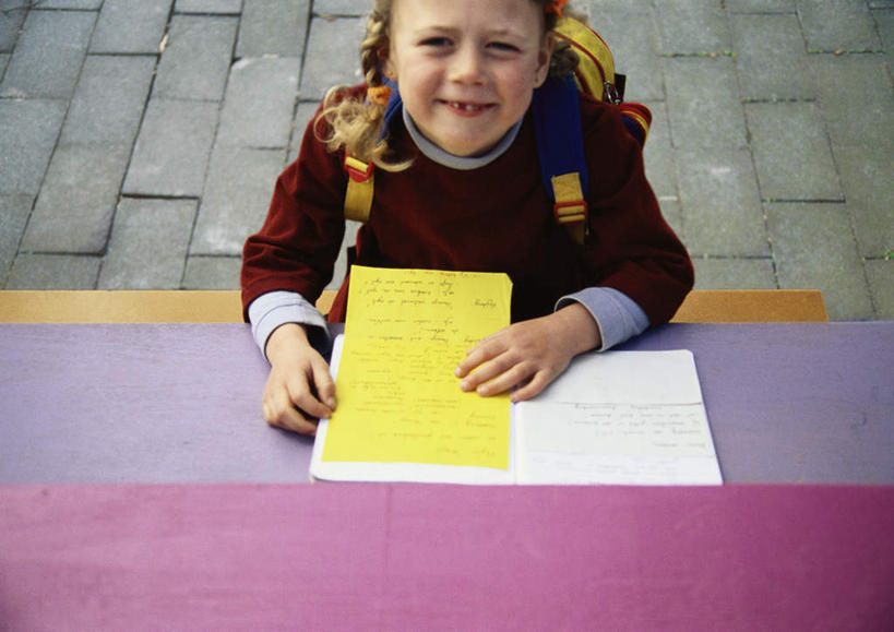 西方人,儿童,一个人,站,笑,微笑,露齿笑,横图,俯视,室外,白天,纯洁,桌面,桌子,书籍,欧洲,欧洲人,仅一个女性,仅一个人,一张,握,包,书包,纸,地面,拿,拿着,注视,书桌,小孩,黄色,背包,课桌,看,站着,仅一个小孩,可爱,童年,童趣,握着,关注,童真,烂漫,无邪,天真,女孩,女人,女性,白种人,孩子,书,图书,抬头,仰头,站立,半身,彩图,高角度拍摄,双肩包,女生