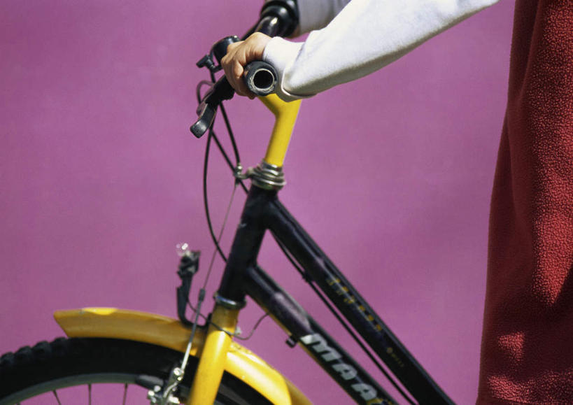 西方人,儿童,一个人,站,横图,室外,白天,侧面,纯洁,自行车,欧洲,欧洲人,仅一个女性,仅一个人,握,阴影,光线,影子,墙,拿,拿着,墙壁,墙面,车,脚踏车,小孩,阳光,交通工具,站着,仅一个小孩,可爱,童年,童趣,握着,童真,烂漫,无邪,天真,女孩,女人,女性,白种人,孩子,站立,半身,彩图,女生