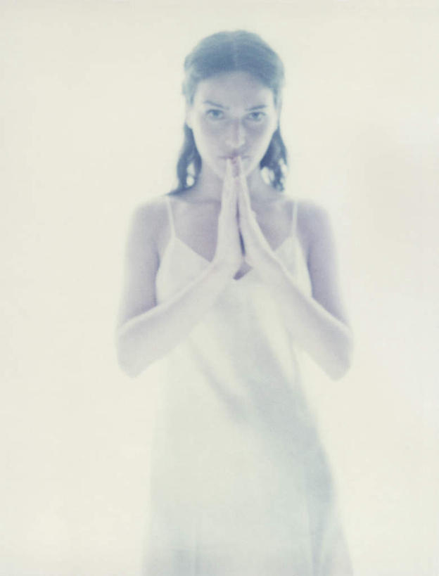 西方人,一个人,站,竖图,室内,白天,白色背景,正面,裙子,欧洲,欧洲人,仅一个年轻女性,仅一个女性,仅一个人,连衣裙,祝福,注视,虔诚,看,祈祷,双手合十,站着,摄影,影棚,观看,吊带裙,关注,感谢,合十礼,合掌礼,合十,莲华合掌,感恩,年轻女性,女人,女性,白种人,长发,站立,半身,彩图,影棚拍摄,拍摄