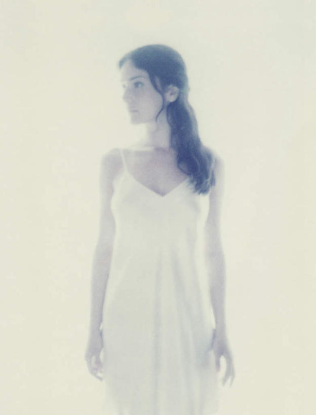 西方人,一个人,站,竖图,室内,白天,白色背景,正面,裙子,欧洲,欧洲人,仅一个年轻女性,仅一个女性,仅一个人,连衣裙,注视,看,站着,摄影,影棚,观看,吊带裙,关注,年轻女性,女人,女性,白种人,长发,站立,半身,彩图,影棚拍摄,拍摄