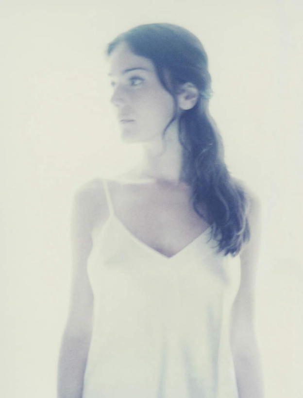 西方人,一个人,站,竖图,室内,白天,白色背景,正面,裙子,欧洲,欧洲人,仅一个年轻女性,仅一个女性,仅一个人,连衣裙,注视,看,站着,摄影,影棚,观看,吊带裙,关注,年轻女性,女人,女性,白种人,长发,站立,半身,彩图,影棚拍摄,拍摄