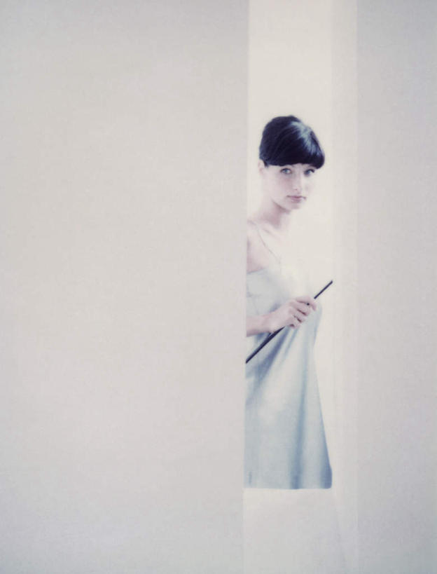 西方人,一个人,栏杆,站,笑,微笑,竖图,室内,白天,白色背景,正面,欧洲,欧洲人,仅一个年轻女性,仅一个女性,仅一个人,栅栏,墙,围栏,注视,护栏,墙壁,墙面,看,站着,搭,摄影,影棚,观看,搭着,关注,年轻女性,女人,女性,白种人,站立,半身,彩图,影棚拍摄,拍摄