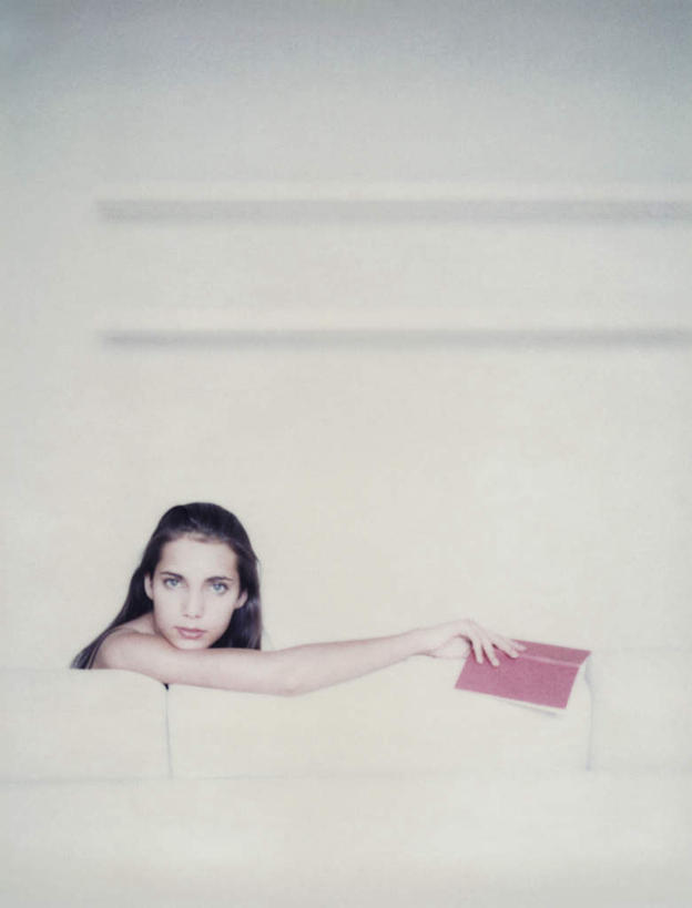 西方人,一个人,坐,竖图,室内,白天,白色背景,侧面,沙发,书籍,欧洲,欧洲人,仅一个年轻女性,仅一个女性,仅一个人,一本,握,墙,拿,拿着,注视,墙壁,墙面,红色,看,趴着,握着,摄影,影棚,观看,关注,布艺沙发,年轻女性,女人,女性,白种人,长发,书,图书,趴,坐着,半身,彩图,影棚拍摄,拍摄