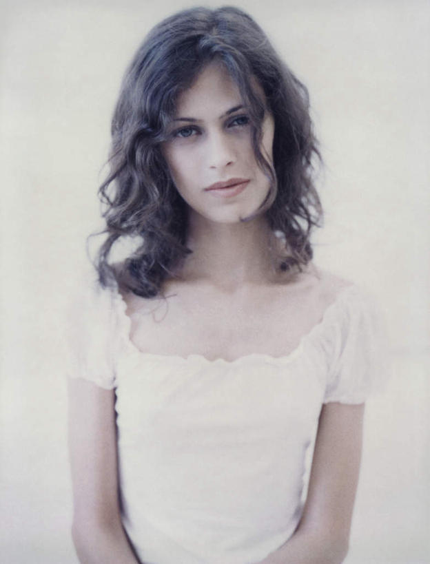 西方人,一个人,站,竖图,室内,特写,白天,白色背景,正面,欧洲,欧洲人,仅一个年轻女性,仅一个女性,仅一个人,注视,看,站着,摄影,影棚,观看,关注,年轻女性,女人,女性,白种人,长发,卷发,站立,半身,彩图,影棚拍摄,拍摄