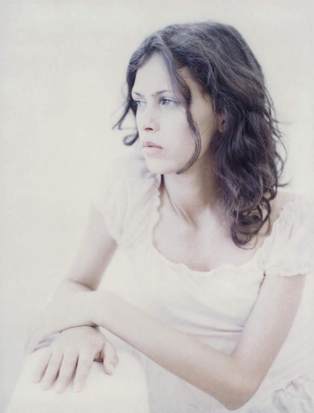 西方人,一个人,坐,举,竖图,室内,白天,白色背景,侧面,沙发,欧洲,欧洲人,仅一个年轻女性,仅一个女性,仅一个人,注视,看,靠,靠着,托,搭,摄影,影棚,观看,搭着,关注,布艺沙发,年轻女性,女人,女性,白种人,长发,卷发,举着,向上举,向上伸,向上托,坐着,半身,彩图,影棚拍摄,拍摄