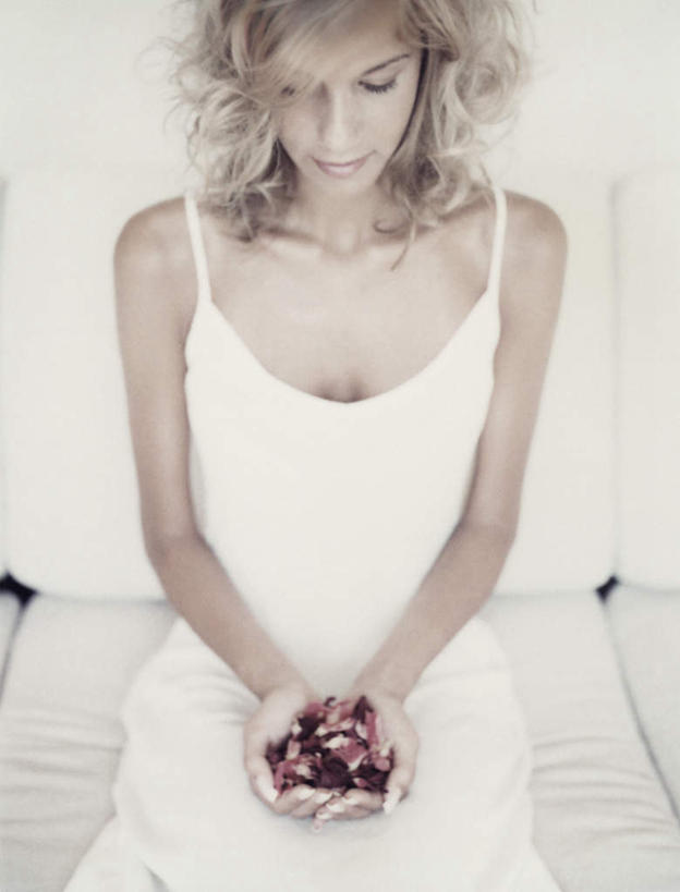 西方人,一个人,坐,捧,竖图,俯视,室内,白天,白色背景,裙子,沙发,欧洲,欧洲人,仅一个年轻女性,仅一个女性,仅一个人,连衣裙,注视,花瓣,看,摄影,影棚,观看,吊带裙,关注,布艺沙发,年轻女性,女人,女性,白种人,长发,卷发,端,端着,捧着,手捧,坐着,半身,彩图,高角度拍摄,影棚拍摄,拍摄