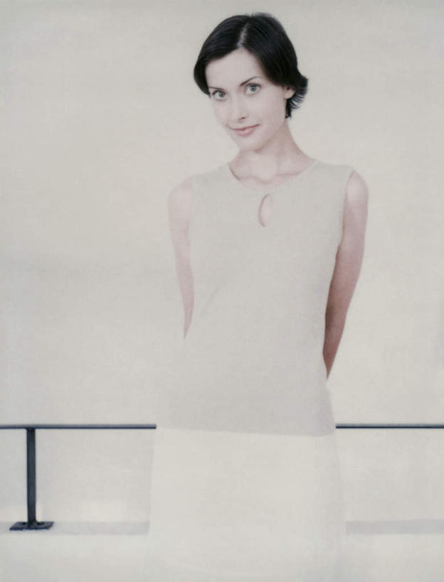 西方人,一个人,栏杆,站,笑,微笑,竖图,室内,白天,白色背景,正面,欧洲,欧洲人,仅一个年轻女性,仅一个女性,仅一个人,围栏,护栏,站着,摄影,影棚,背手,年轻女性,女人,女性,白种人,站立,半身,彩图,影棚拍摄,拍摄