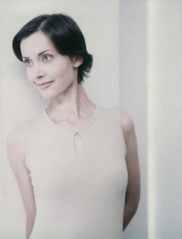 西方人,一个人,站,笑,微笑,竖图,室内,白天,白色背景,正面,欧洲,欧洲人,仅一个年轻女性,仅一个女性,仅一个人,墙,墙壁,墙面,靠,靠着,站着,摄影,影棚,背手,年轻女性,女人,女性,白种人,站立,半身,彩图,影棚拍摄,拍摄