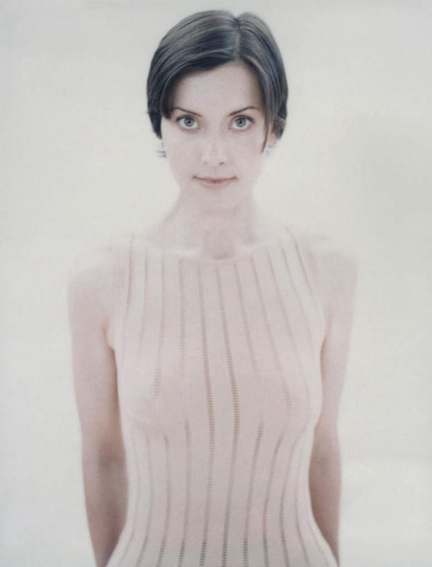 西方人,一个人,站,笑,微笑,竖图,室内,白天,白色背景,正面,欧洲,欧洲人,仅一个年轻女性,仅一个女性,仅一个人,注视,看,站着,摄影,影棚,观看,关注,背手,年轻女性,女人,女性,白种人,站立,半身,彩图,影棚拍摄,拍摄