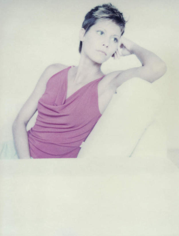 西方人,一个人,坐,竖图,室内,白天,白色背景,正面,晚礼服,沙发,欧洲,欧洲人,仅一个年轻女性,仅一个女性,仅一个人,撑,托腮,注视,红色,看,靠,靠着,托,摄影,影棚,观看,关注,托下巴,布艺沙发,年轻女性,女人,女性,白种人,坐着,半身,彩图,影棚拍摄,晚宴服,舞会服,洋服,洋装,夜礼服,拍摄,短发