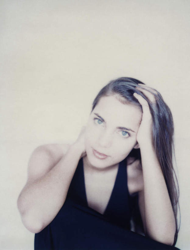 西方人,一个人,坐,举,竖图,室内,白天,正面,晚礼服,欧洲,欧洲人,仅一个年轻女性,仅一个女性,仅一个人,撑,墙,托腮,注视,墙壁,墙面,看,托,观看,关注,托下巴,年轻女性,女人,女性,白种人,长发,举着,向上举,向上伸,向上托,坐着,半身,彩图,晚宴服,舞会服,洋服,洋装,夜礼服