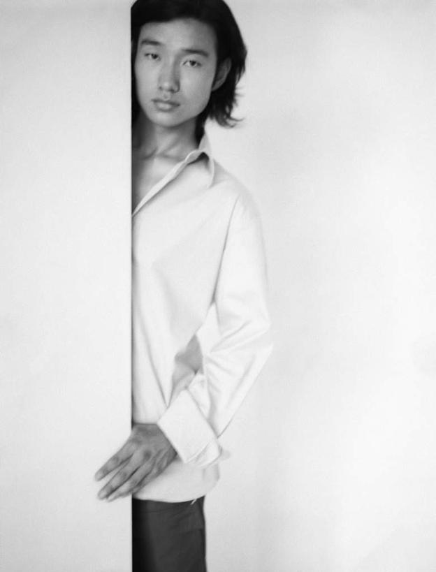 东方人,一个人,商务人士,商务男性,站,抱,竖图,黑白,室内,白天,白色背景,正面,衬衫,亚洲,仅一个男性,仅一个人,套装,注视,黄种人,仅一个年轻男性,看,靠,靠着,站着,摄影,影棚,抱着,观看,搂着,关注,商务装,工薪阶层,男人,男性,年轻男性,亚洲人,白领,上班族,搂,站立,半身,影棚拍摄,衬衣,拍摄