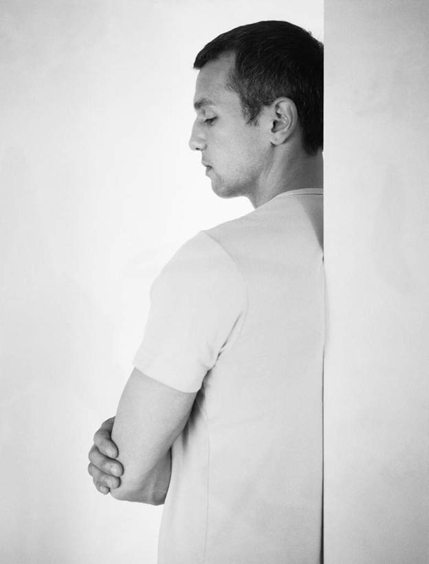 西方人,一个人,站,闭眼,双手交叉,竖图,黑白,室内,白天,T恤衫,欧洲,欧洲人,仅一个男性,仅一个人,墙,T恤,墙壁,墙面,仅一个年轻男性,背面,站着,双手抱胸,男人,男性,年轻男性,白种人,闭眼睛,闭着眼,闭着眼睛,站立,半身