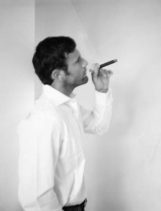 西方人,一个人,商务人士,商务男性,站,举,吸烟,竖图,黑白,室内,白天,侧面,衬衫,香烟,欧洲,欧洲人,仅一个男性,仅一个人,握,套装,墙,拿,拿着,墙壁,墙面,仅一个年轻男性,托,站着,烟,握着,商务装,工薪阶层,男人,男性,年轻男性,白种人,白领,上班族,卷烟,烟草,纸烟,抽烟,举着,向上举,向上伸,向上托,站立,半身,衬衣