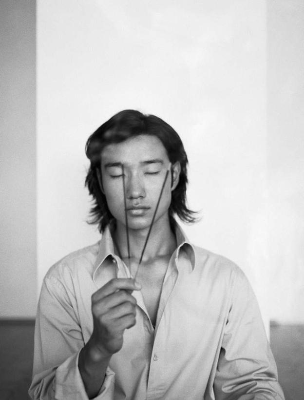 东方人,一个人,商务人士,商务男性,站,举,闭眼,竖图,黑白,室内,白天,白色背景,正面,衬衫,蜡烛,亚洲,仅一个男性,仅一个人,两根,握,套装,节日,烟雾,燃烧,拿,拿着,黄种人,文化,佛香,仅一个年轻男性,香火,香烛,祈祷,托,站着,健康,握着,许愿,摄影,宗教,信仰,影棚,烧香,纪念,祈求,商务装,工薪阶层,平安,男人,男性,年轻男性,亚洲人,白领,上班族,闭眼睛,闭着眼,闭着眼睛,举着,向上举,向上伸,向上托,站立,半身,影棚拍摄,衬衣,拍摄