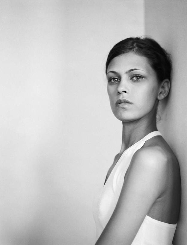 西方人,一个人,站,竖图,黑白,室内,白天,白色背景,侧面,欧洲,欧洲人,仅一个年轻女性,仅一个女性,仅一个人,墙,注视,墙壁,墙面,看,靠,靠着,倚靠,站着,摄影,影棚,观看,倚着,关注,年轻女性,女人,女性,白种人,站立,半身,影棚拍摄,拍摄