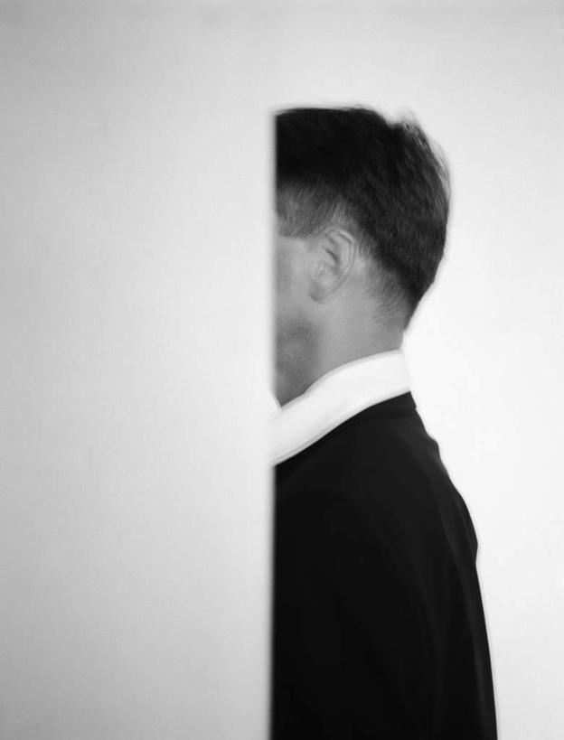 西方人,一个人,商务人士,商务男性,站,竖图,黑白,室内,白天,白色背景,侧面,衬衫,欧洲,欧洲人,仅一个男性,仅一个人,套装,墙,墙壁,墙面,仅一个年轻男性,站着,摄影,影棚,商务装,工薪阶层,男人,男性,年轻男性,白种人,白领,上班族,站立,半身,影棚拍摄,衬衣,拍摄