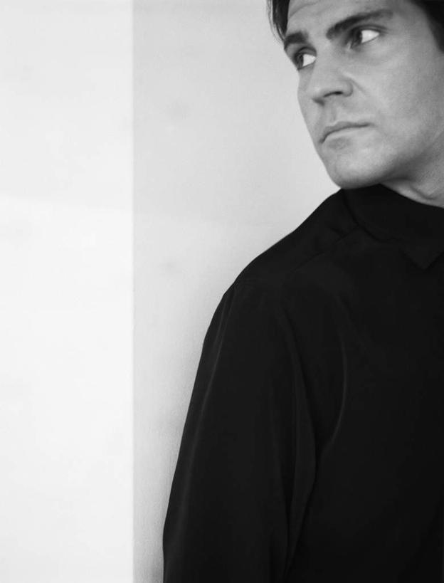 西方人,一个人,商务人士,商务男性,站,竖图,黑白,室内,白天,白色背景,侧面,衬衫,欧洲,欧洲人,仅一个男性,仅一个人,套装,注视,仅一个年轻男性,看,靠,靠着,倚靠,站着,摄影,影棚,观看,倚着,关注,商务装,工薪阶层,男人,男性,年轻男性,白种人,白领,上班族,站立,半身,影棚拍摄,衬衣,拍摄