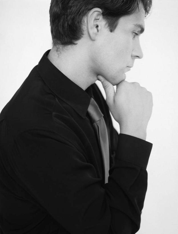 西方人,一个人,商务人士,商务男性,站,竖图,黑白,室内,白天,白色背景,侧面,衬衫,欧洲,欧洲人,仅一个男性,仅一个人,撑,套装,领带,托腮,仅一个年轻男性,靠,靠着,托,倚靠,站着,摄影,影棚,倚着,象征,庄重,托下巴,商务装,身份,工薪阶层,正式,地位,男人,男性,年轻男性,白种人,白领,上班族,站立,半身,影棚拍摄,衬衣,拍摄