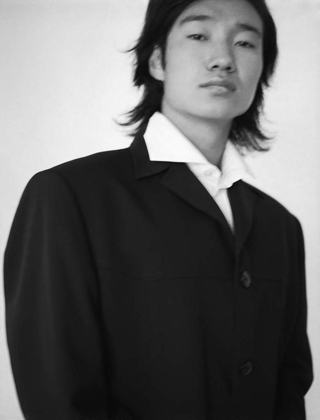 东方人,一个人,商务人士,商务男性,站,竖图,黑白,室内,白天,白色背景,正面,衬衫,亚洲,仅一个男性,仅一个人,套装,注视,黄种人,仅一个年轻男性,看,站着,摄影,影棚,观看,关注,商务装,工薪阶层,男人,男性,年轻男性,亚洲人,白领,上班族,站立,半身,影棚拍摄,衬衣,拍摄