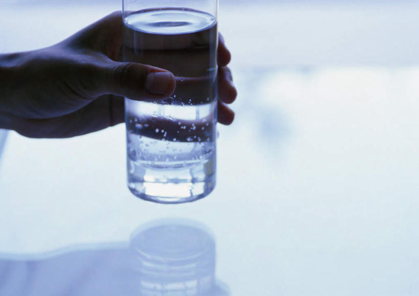 西方人,手,一个人,举,摸,横图,俯视,室外,特写,白天,水,餐桌,桌子,杯子,欧洲,欧洲人,仅一个年轻女性,仅一个女性,仅一个人,许多,抚摸,握,阴影,透明,光线,液体,影子,气泡,水滴,玻璃制品,一个,阳光,泡泡,水杯,托,手部,握着,单个,餐台,年轻女性,女人,女性,白种人,玻璃杯,触摸,接触,举起,举手,举着,向上举,向上伸,向上托,半身,彩图,高角度拍摄