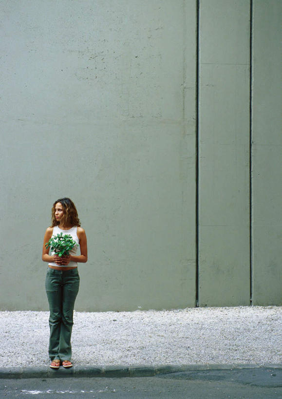 西方人,头发,一个人,站,捧,摸,竖图,室外,白天,正面,植物,道路,路,公路,叶子,欧洲,欧洲人,仅一个年轻女性,仅一个女性,仅一个人,抚摸,握,阴影,光线,盆栽,影子,墙,绿叶,盆景,地面,交通,拿,拿着,注视,休闲装,墙壁,墙面,一个,黄色,绿色,阳光,自然,观察,看,站着,转头,休闲,休闲服,嫩叶,握着,生长,单个,成长,观看,察看,关注,年轻女性,女人,女性,白种人,长发,叶,叶片,马路,触摸,端,端着,接触,捧着,手捧,站立,彩图,全身