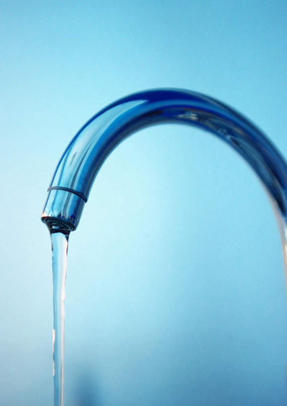 无人,竖图,室内,特写,白天,正面,水,静物,蓝色背景,朦胧,模糊,弯曲,水龙头,液体,水滴,开关,水珠,一个,打开,摄影,流动,影棚,单个,明亮,阀门,开启,水咀,彩图,影棚拍摄,拍摄