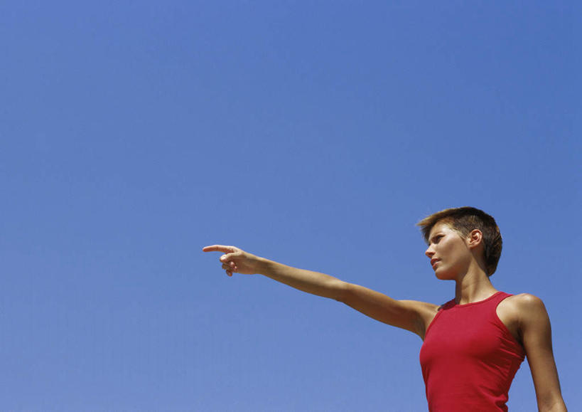 西方人,头发,一个人,站,举,笑,微笑,露齿笑,横图,室外,白天,仰视,欧洲,欧洲人,仅一个年轻女性,仅一个女性,仅一个人,指,阴影,光线,影子,注视,休闲装,方向,黄色,红色,蓝色,蓝天,天空,阳光,天,观察,看,手势,托,站着,休闲,休闲服,晴朗,观看,察看,指向,关注,万里无云,年轻女性,女人,女性,白种人,晴空,晴空万里,举起,举手,举着,向上举,向上伸,向上托,站立,半身,彩图,低角度拍摄,短发