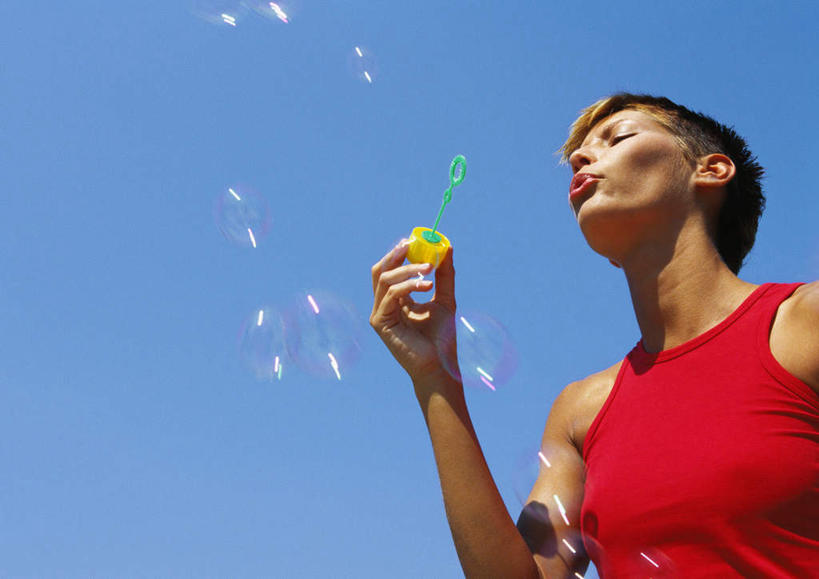 西方人,头发,一个人,站,举,横图,室外,白天,仰视,欧洲,欧洲人,仅一个年轻女性,仅一个女性,仅一个人,许多,握,阴影,漂浮,透明,光线,影子,气泡,半空,拿,拿着,注视,休闲装,一个,黄色,红色,蓝色,蓝天,天空,阳光,泡泡,天,吹,观察,看,托,站着,休闲,休闲服,握着,晴朗,单个,观看,察看,关注,泡泡机,万里无云,年轻女性,女人,女性,白种人,晴空,晴空万里,举起,举手,举着,向上举,向上伸,向上托,站立,半身,彩图,低角度拍摄,短发