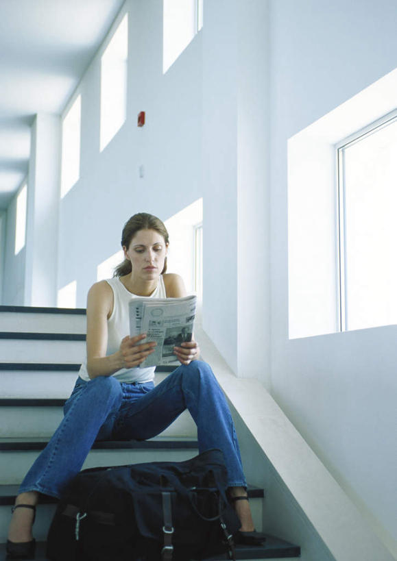 西方人,头发,一个人,坐,举,打电话,竖图,室外,白天,正面,窗户,楼梯,报纸,电话,手机,欧洲,欧洲人,仅一个年轻女性,仅一个女性,仅一个人,一排,一张,许多,握,阴影,整齐,光线,信息,影子,阶梯,墙,地面,拿,听,拿着,注视,休闲装,通讯设备,玻璃窗,墙壁,墙面,台阶,排列,一个,黄色,白色,阳光,观察,看,托,休闲,休闲服,握着,单个,观看,新闻,察看,队列,关注,交流,年轻女性,女人,女性,白种人,沟通,举起,举手,举着,通话,向上举,向上伸,向上托,坐着,彩图,全身,报刊