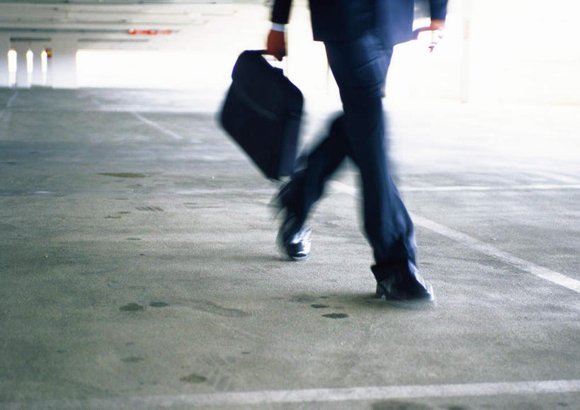 西方人,一个人,商务人士,商务男性,站,走,横图,室内,白天,正面,衬衫,欧洲,欧洲人,仅一个男性,仅一个人,阴影,套装,朦胧,模糊,光线,包,公文包,影子,墙,地面,拎,墙壁,墙面,仅一个年轻男性,一个,黑色,阳光,站着,单个,公事包,商务装,工薪阶层,男人,男性,年轻男性,白种人,白领,上班族,步行,散步,站立,走路,半身,彩图,衬衣,拎着