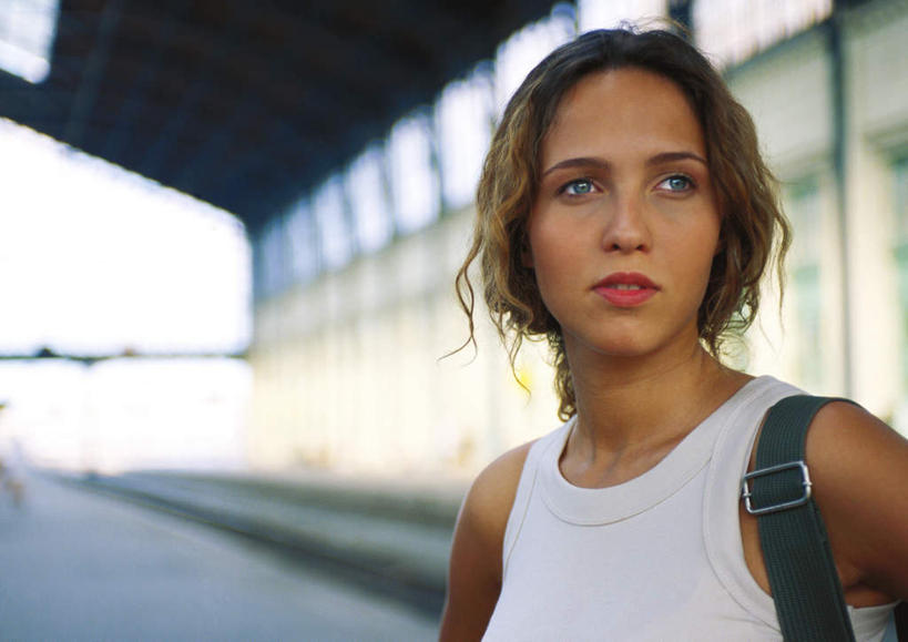 西方人,脸,头,脸颊,背,头发,一个人,站,笑,微笑,露齿笑,横图,室外,特写,白天,正面,道路,路,欧洲,欧洲人,仅一个年轻女性,仅一个女性,仅一个人,一排,许多,朦胧,模糊,整齐,包,皮包,窗,墙,屋檐,小路,地面,交通,注视,休闲装,檐,墙壁,墙面,排列,一个,黄色,白色,观察,看,站着,休闲,休闲服,单个,观看,单肩包,察看,队列,关注,年轻女性,女人,女性,白种人,头部,脸部,脸蛋,面部,站立,半身,彩图