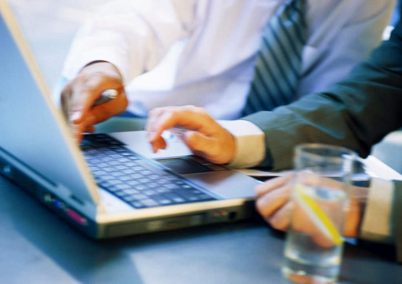 西方人,手,两个人,伙伴,朋友,商务人士,商务男性,办公室,坐,摸,横图,俯视,室内,白天,衬衫,友谊,电脑,笔记本电脑,水,桌子,杯子,欧洲,欧洲人,抚摸,敲打,指,阴影,套装,朦胧,模糊,光线,网络,液体,影子,办公桌,水滴,注视,方向,输入,通讯设备,玻璃制品,一个,阳光,水杯,打字,观察,看,手势,手部,单个,观看,点击,一台,敲击,察看,无线,指向,关注,通信设备,商务装,无线网络,无线上网,便携式电脑,工薪阶层,友情,按键,手提电脑,男人,男性,年轻男性,白种人,白领,上班族,玻璃杯,触摸,接触,坐着,半身,彩图,高角度拍摄,衬衣