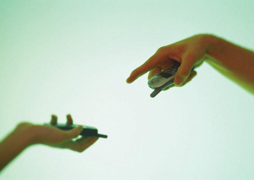 西方人,手,两个人,家庭,夫妻,举,打电话,横图,室外,特写,白天,正面,爱情,电话,手机,欧洲,欧洲人,握,指,蓝色背景,朦胧,模糊,浪漫,拿,拿着,方向,通讯设备,两个,手势,托,温暖,温馨,一家人,手部,恩爱,握着,恋人,摄影,影棚,和睦,指向,交流,男人,男性,年轻男性,年轻女性,女人,女性,白种人,情侣,沟通,举起,举手,举着,通话,向上举,向上伸,向上托,半身,彩图,影棚拍摄,拍摄,伴侣,融洽