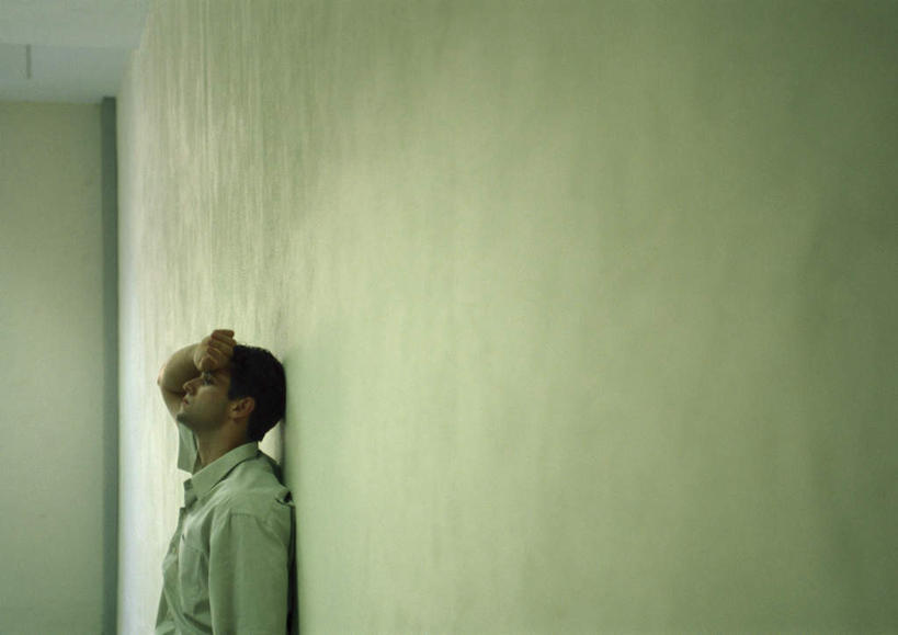 西方人,头发,一个人,商务人士,商务男性,站,举,闭眼,摸,横图,室内,白天,侧面,衬衫,欧洲,欧洲人,仅一个男性,仅一个人,抚摸,阴影,套装,光线,影子,墙,墙壁,墙面,仅一个年轻男性,白色,黑色,阳光,靠,靠着,托,倚靠,站着,遮,遮掩,烦恼,掩盖,倚着,遮挡,忧愁,商务装,工薪阶层,遮盖,掩饰,男人,男性,年轻男性,白种人,白领,上班族,闭眼睛,闭着眼,闭着眼睛,触摸,接触,举起,举手,举着,向上举,向上伸,向上托,站立,半身,彩图,衬衣