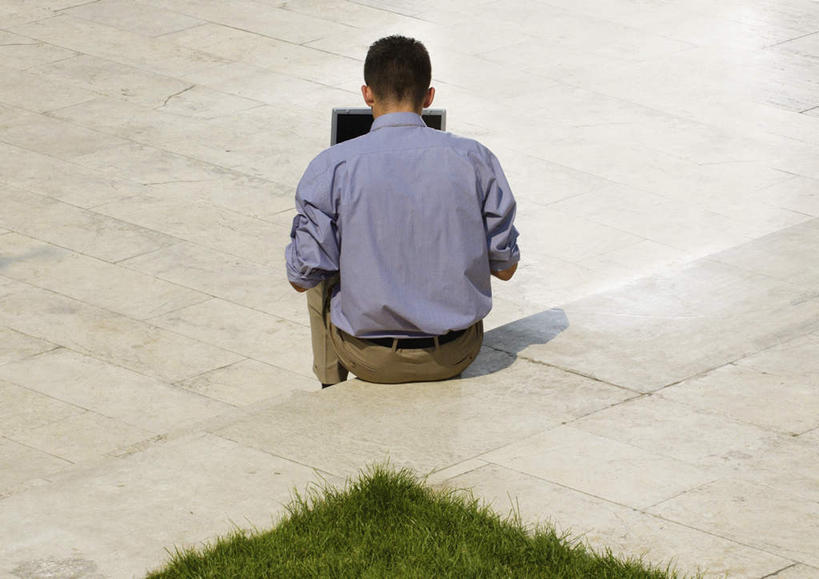 西方人,头发,一个人,商务人士,商务男性,坐,横图,室内,白天,衬衫,电脑,笔记本电脑,草地,草坪,植物,欧洲,欧洲人,仅一个男性,仅一个人,敲打,阴影,套装,光线,网络,影子,注视,输入,通讯设备,草,仅一个年轻男性,背面,绿色,黑色,阳光,打字,低头,观察,看,观看,点击,一台,敲击,察看,无线,关注,通信设备,商务装,无线网络,无线上网,便携式电脑,工薪阶层,按键,手提电脑,男人,男性,年轻男性,白种人,白领,上班族,坐着,彩图,全身,衬衣