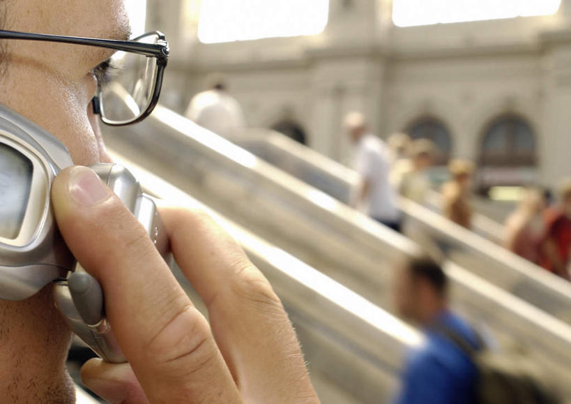 西方人,脸,头,脸颊,商务人士,商务男性,站,走,举,笑,打电话,微笑,横图,室外,特写,白天,正面,衬衫,楼梯,电话,手机,欧洲,欧洲人,握,阴影,套装,朦胧,模糊,光线,眼镜,影子,阶梯,墙,云,云朵,许多人,拿,云彩,拿着,注视,通讯设备,墙壁,墙面,台阶,一个,蓝色,白云,蓝天,天空,阳光,天,观察,看,托,站着,一群人,握着,单个,观看,察看,关注,商务装,近视眼镜,工薪阶层,一部,交流,男人,男性,年轻男性,年轻女性,女人,女性,白种人,头部,脸部,脸蛋,面部,白领,上班族,步行,沟通,举起,举手,举着,散步,通话,向上举,向上伸,向上托,站立,走路,半身,彩图,衬衣