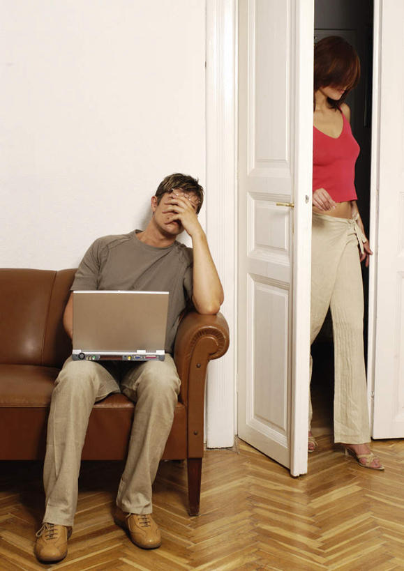 头发,两个人,家庭,夫妻,客厅,站,坐,摸,竖图,室内,白天,正面,爱情,电脑,笔记本电脑,地板,门,沙发,一排,许多,撑,抚摸,敲打,条纹,整齐,网络,墙,地面,浪漫,注视,休闲装,输入,通讯设备,木地板,墙壁,墙面,排列,黄色,红色,灰色,门框,打字,观察,看,站着,休闲,温暖,温馨,一家人,休闲服,恩爱,恋人,观看,点击,一台,敲击,和睦,察看,无线,起居室,撑着,队列,关注,通信设备,无线网络,布艺沙发,无线上网,便携式电脑,按键,手提电脑,男人,男性,年轻男性,年轻女性,女人,女性,情侣,触摸,接触,站立,坐着,彩图,全身,伴侣,融洽