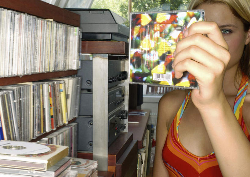 西方人,头发,一个人,站,举,横图,室外,白天,正面,数据,柜子,书房,欧洲,欧洲人,仅一个年轻女性,仅一个女性,仅一个人,一排,许多,握,阴影,整齐,光线,信息,材料,档案,光盘,文件,影子,光碟,拿,拿着,注视,休闲装,存储介质,排列,黄色,红色,阳光,资料,观察,看,托,站着,休闲,休闲服,握着,观看,碟片,存储,察看,队列,关注,文档,档案柜,年轻女性,女人,女性,白种人,举起,举手,举着,向上举,向上伸,向上托,站立,半身,彩图