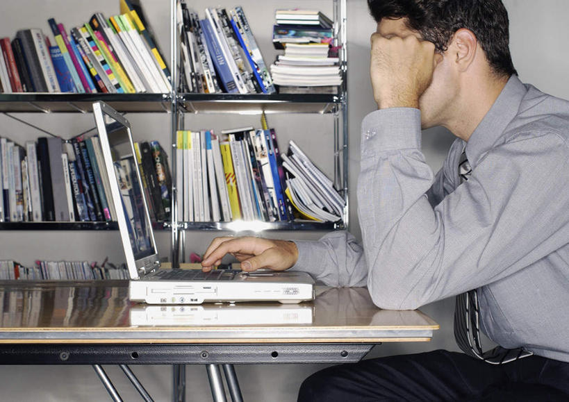 西方人,头发,一个人,商务人士,商务男性,摸,横图,室内,白天,侧面,衬衫,电脑,笔记本电脑,柜子,书房,桌子,书籍,欧洲,欧洲人,仅一个男性,仅一个人,一排,许多,撑,抚摸,敲打,阴影,套装,整齐,反射,网络,材料,档案,文件,影子,办公桌,注视,输入,通讯设备,排列,仅一个年轻男性,黄色,蓝色,资料,打字,观察,看,观看,点击,一台,敲击,察看,无线,撑着,队列,关注,文档,通信设备,商务装,无线网络,档案柜,无线上网,便携式电脑,工薪阶层,按键,手提电脑,男人,男性,年轻男性,白种人,白领,上班族,书,图书,触摸,接触,半身,彩图,衬衣