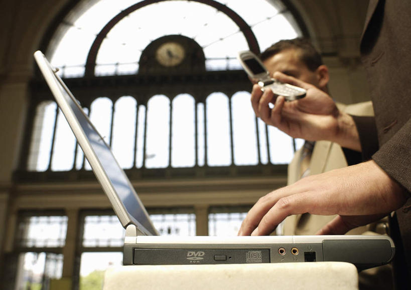 西方人,头发,两个人,伙伴,朋友,商务人士,商务男性,站,举,打电话,横图,室内,白天,仰视,衬衫,友谊,电脑,笔记本电脑,窗户,电话,手机,欧洲,欧洲人,一排,一条,许多,敲打,握,阴影,套装,朦胧,模糊,整齐,光线,网络,影子,墙,拿,拿着,注视,输入,通讯设备,玻璃窗,墙壁,墙面,排列,黄色,阳光,打字,观察,看,托,站着,握着,观看,点击,敲击,察看,无线,队列,关注,通信设备,商务装,无线网络,无线上网,便携式电脑,工薪阶层,交流,友情,按键,手提电脑,男人,男性,年轻男性,白种人,白领,上班族,沟通,举起,举手,举着,通话,向上举,向上伸,向上托,站立,半身,彩图,低角度拍摄,衬衣