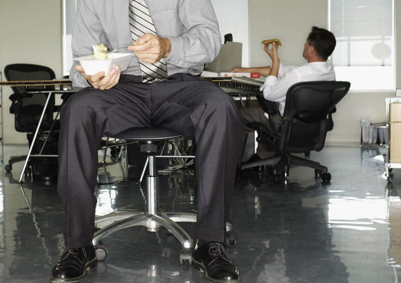 西方人,两个人,伙伴,朋友,商务人士,商务男性,办公室,坐,举,摸,横图,室内,白天,正面,衬衫,友谊,窗户,桌子,杯子,椅子,欧洲,欧洲人,一排,许多,抚摸,握,阴影,套装,整齐,光线,瓷砖,地砖,影子,办公桌,木椅,地面,拿,拿着,注视,玻璃窗,排列,黑色,阳光,水杯,观察,看,靠,靠着,托,倚靠,握着,观看,察看,倚着,队列,关注,商务装,工薪阶层,友情,男人,男性,年轻男性,白种人,白领,上班族,茶杯,触摸,接触,举起,举手,举着,向上举,向上伸,向上托,坐着,半身,彩图,衬衣